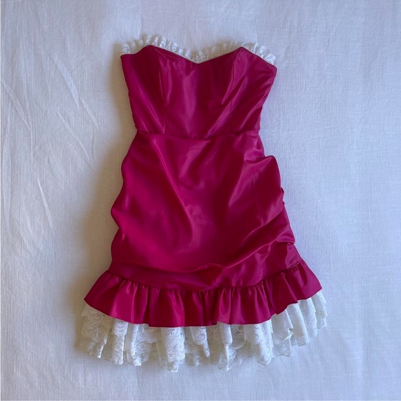 Hot pink 80s dress
So adorable and has the cutest details in great condition! - Picture 4 of 5